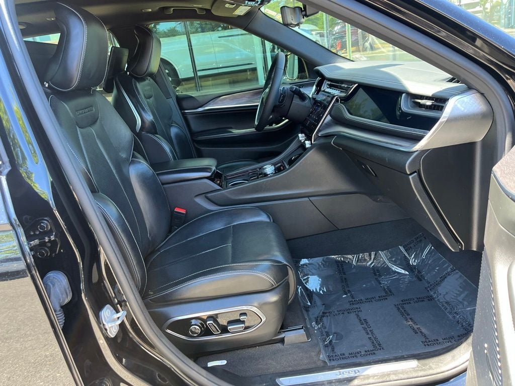 2023 Jeep Grand Cherokee L Overland 4WD | Pano Roof | BLIS | Entertain Pkg