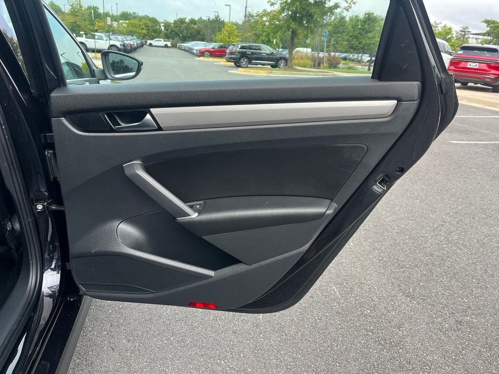 2022 Volkswagen Passat 2.0T SE | Moonroof | BLIS | CarPlay/Android Auto