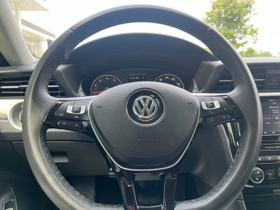 2022 Volkswagen Passat 2.0T SE | Moonroof | BLIS | CarPlay/Android Auto