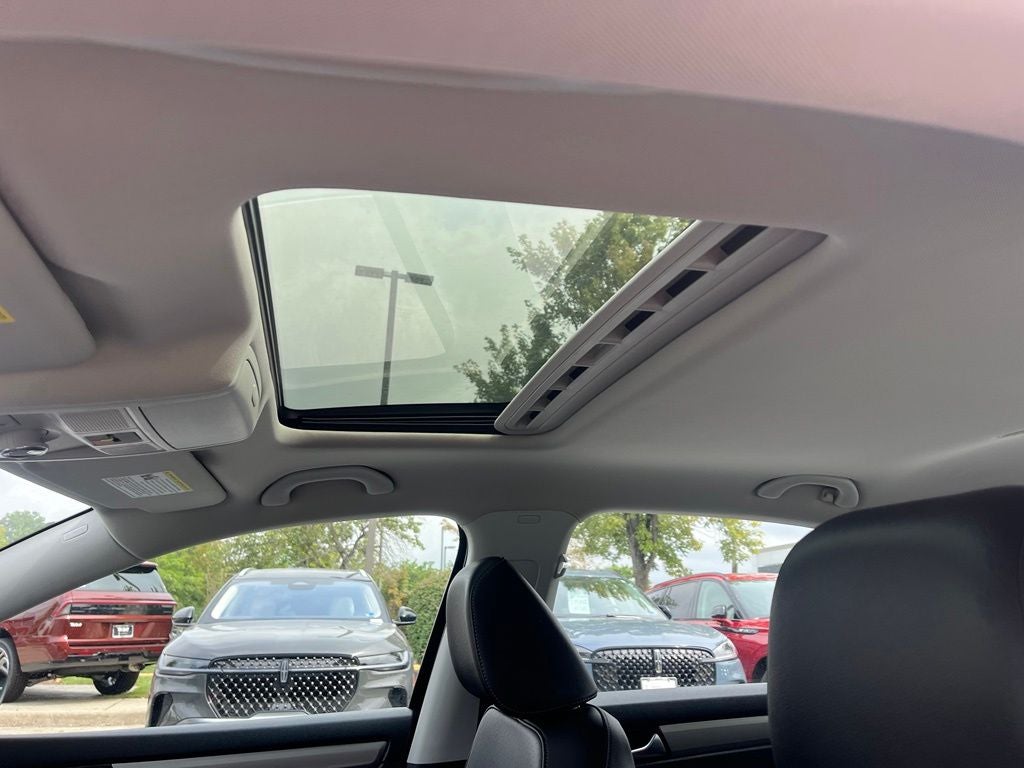 2022 Volkswagen Passat 2.0T SE | Moonroof | BLIS | CarPlay/Android Auto