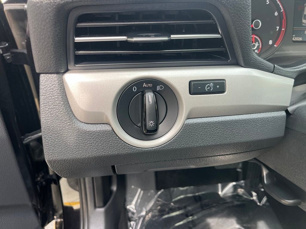 2022 Volkswagen Passat 2.0T SE | Moonroof | BLIS | CarPlay/Android Auto