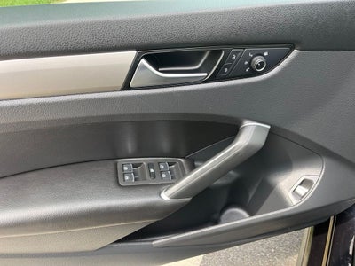 2022 Volkswagen Passat 2.0T SE | Moonroof | BLIS | CarPlay/Android Auto