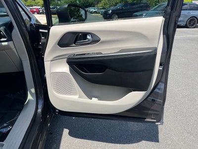 2022 Chrysler Pacifica Hybrid Touring L | 360 Cam | Adaptive Cruise | BLIS |