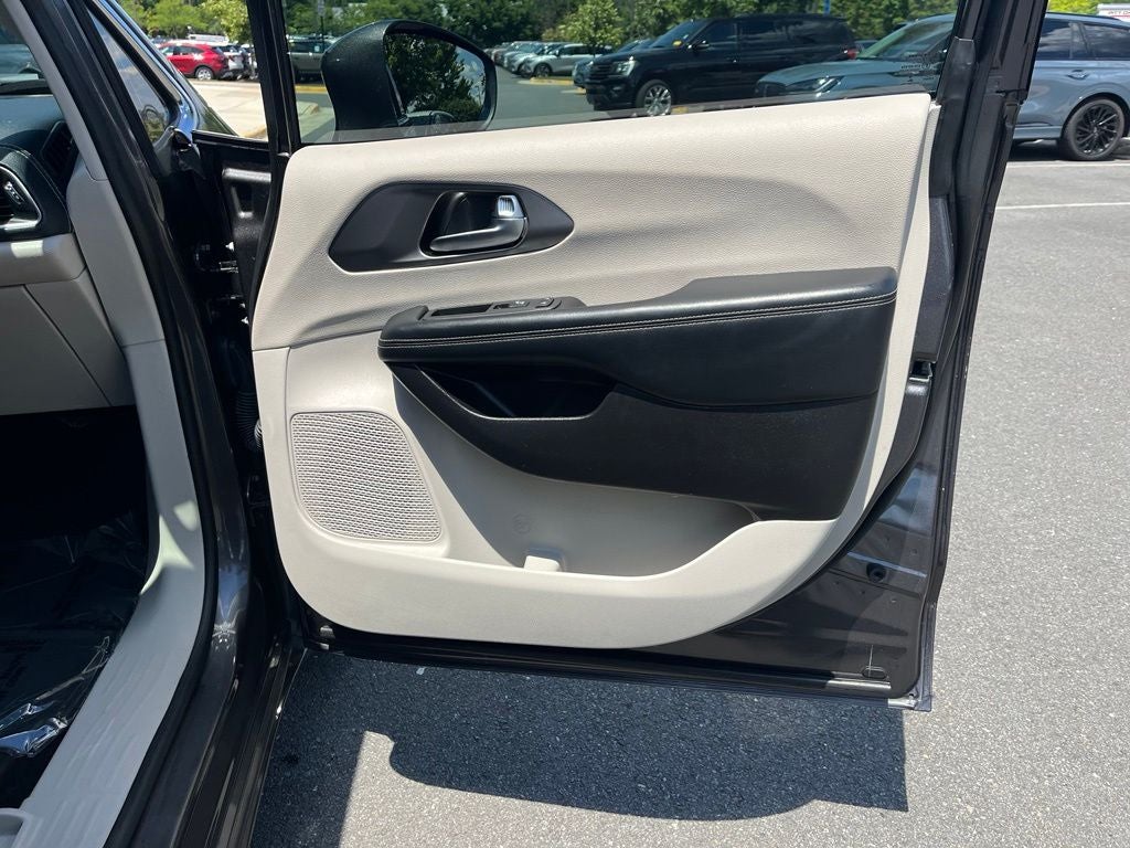 2022 Chrysler Pacifica Hybrid Touring L | 360 Cam | Adaptive Cruise | BLIS |