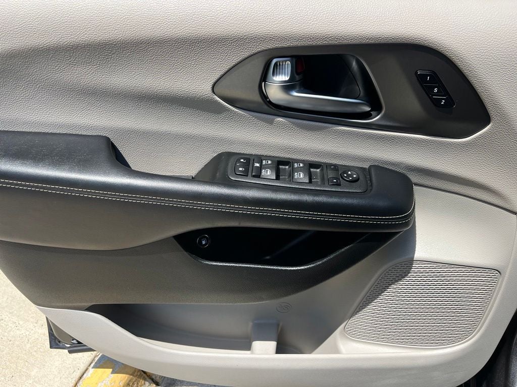2022 Chrysler Pacifica Hybrid Touring L | 360 Cam | Adaptive Cruise | BLIS |