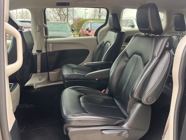 2023 Chrysler Pacifica Hybrid Touring L | Safety Pack | Adaptive Cruise | Remote Start |