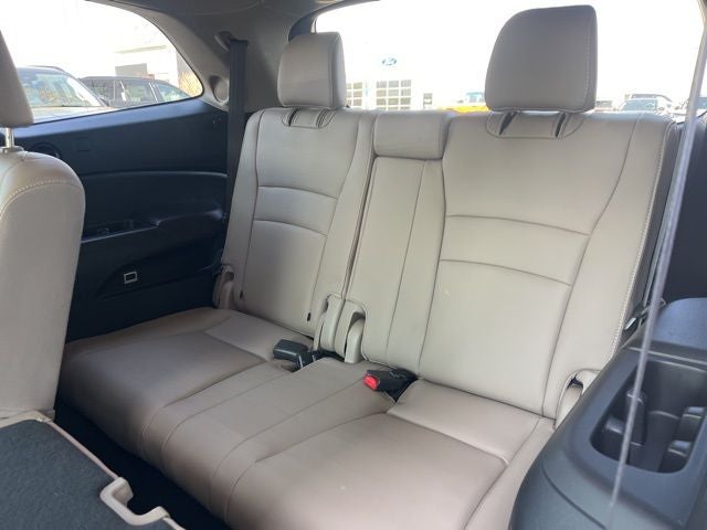 2016 Honda Pilot Touring AWD | Moonroof | Heated Seats | Power Lifgtgate