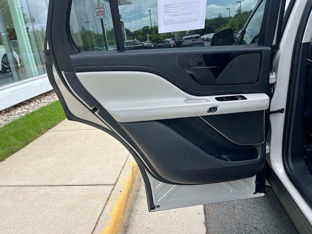 2025 Lincoln Aviator Premiere | Pano Moonroof | Bluecruise Equip | Co-Pilot360 2