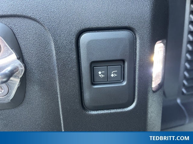 2024 Land Rover Defender 90 V8 P525 4WD | Extended Black Exterior Pkg