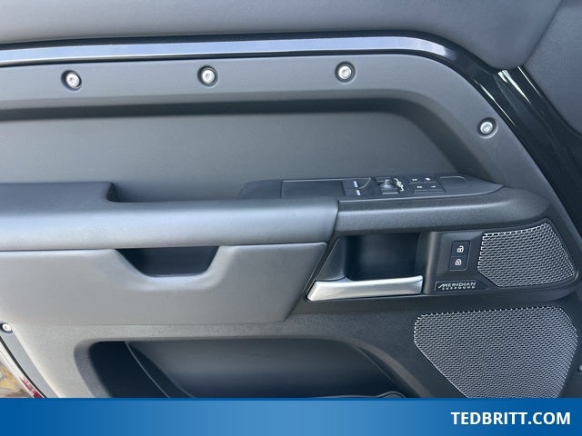 2024 Land Rover Defender 90 V8 P525 4WD | Extended Black Exterior Pkg