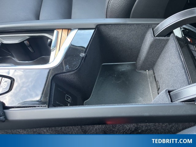 2021 Volvo XC90 T6 Momentum AWD | Pano Roof | 360 Camera | HUD