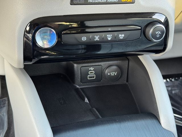 2025 Ford Escape Hybrid Platinum | Heated Seats | Apple CarPlay | Remote Start