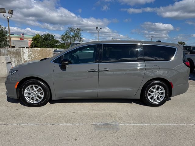2025 Chrysler Pacifica Select | Adaptive Cruise Control | Apple CarPlay