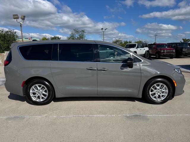 2025 Chrysler Pacifica Select | Adaptive Cruise Control | Apple CarPlay
