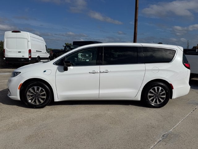 2024 Chrysler Pacifica Hybrid Select | 2nd Row Buckets | 3rd Row Stow and Go