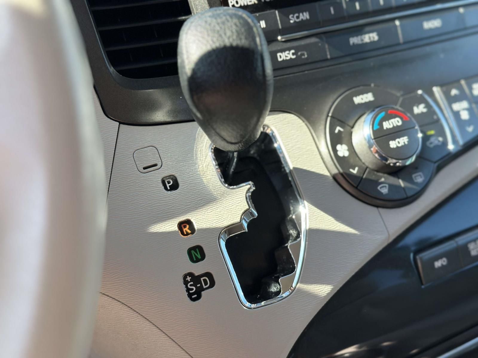 2013 Toyota Sienna LE 8 Passenger