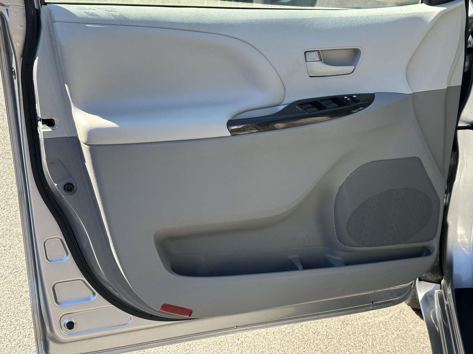 2013 Toyota Sienna LE 8 Passenger