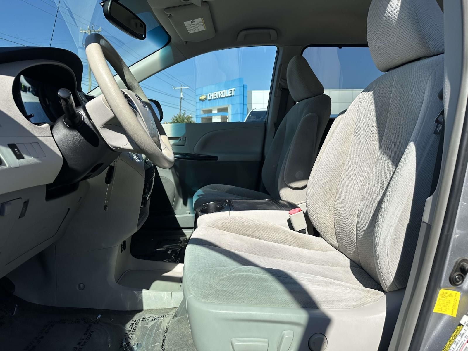 2013 Toyota Sienna LE 8 Passenger