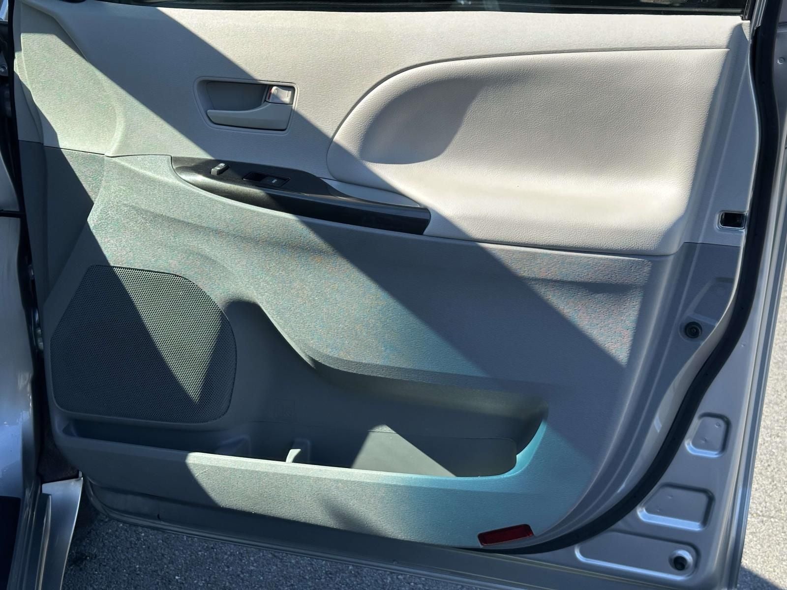 2013 Toyota Sienna LE 8 Passenger