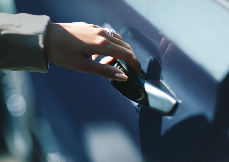 A hand gracefully grips the Light Touch Handle of a 2023 Lincoln Aviator® SUV to demonstrate its ease of use | Ted Britt Chantilly Lincoln in Chantilly VA