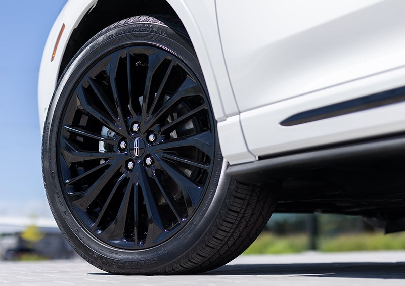 The stylish blacked-out 20-inch wheels from the available Jet Appearance Package are shown. | Ted Britt Chantilly Lincoln in Chantilly VA