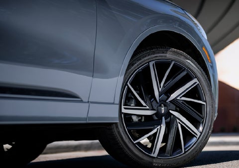 The wheel of the 2027 Lincoln Aviator® Black Label™ SUV is shown slightly angled out. | Ted Britt Chantilly Lincoln in Chantilly VA