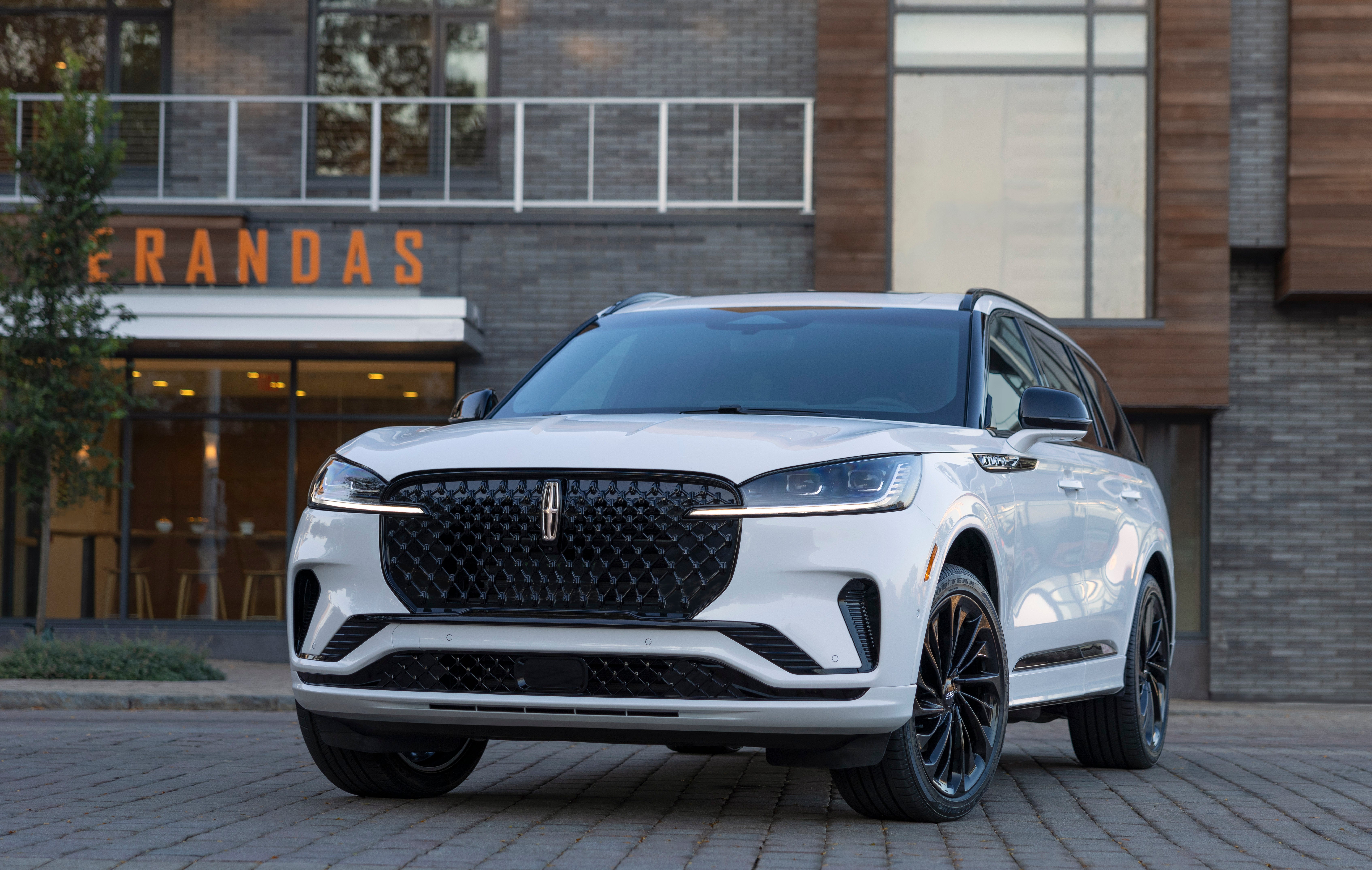 Lincoln Courtesy Transportation Program vehicles at Ted Britt Lincoln of Chantilly